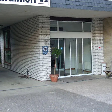 Am Weißdornbusch